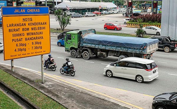 Heavy vehicle drivers violating peak hour ban