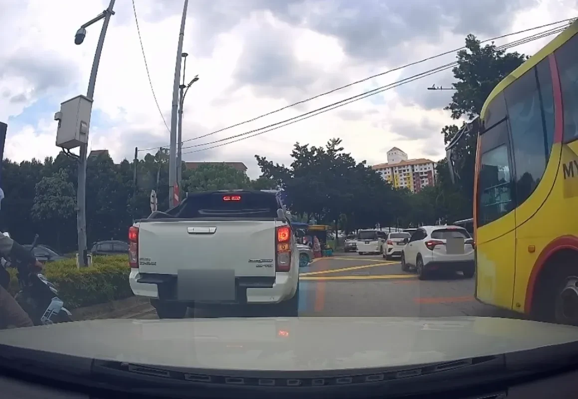 Hilux_driver_inconveniences_motorists_to_allegedly_buy_pisang_goreng_in_Bangsar_South (3) Hilux driver inconveniences motorists to allegedly buy pisang goreng in Bangsar South