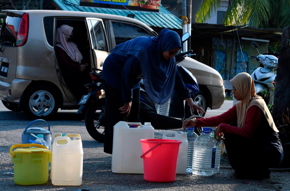 Hot spell: Over 100 Kuala Sungai residents in Gua Musang start storing water