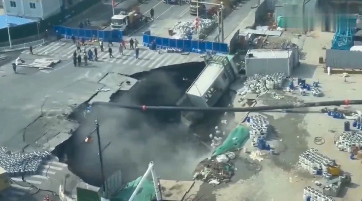 Huge_pit_visible_in_Shanghai_after_viral_sinkhole_video Huge pit visible in Shanghai after viral sinkhole video