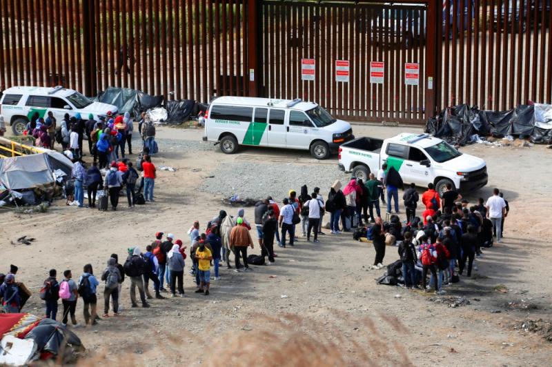 Hundreds of migrants amass near US-Mexico wall with Covid ban set to end