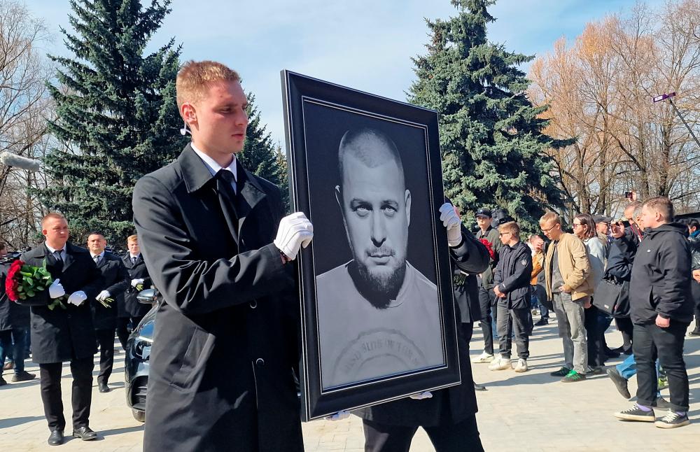 Hundreds turn out for funeral of Russian military blogger