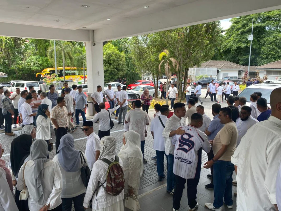 Hundreds_in_white_as_Hamzah_plots_next_move_at_closed-door_meet Hundreds in white as Hamzah plots next move at closed-door meet