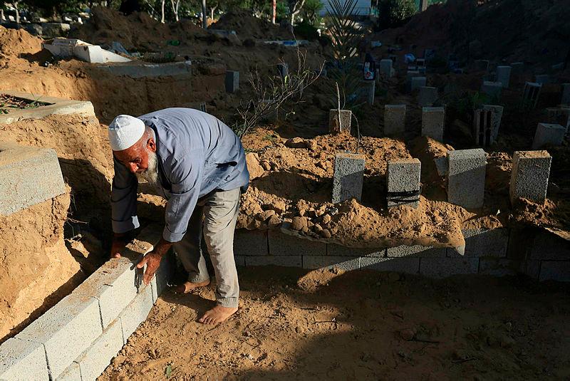 I can’t sleep due to the large number of child corpses I have seen, says Gaza gravedigger