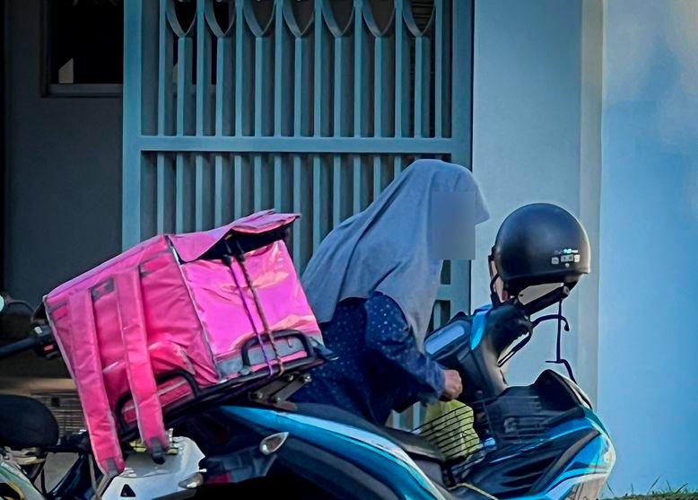 “I haven’t eaten since this morning” - Stall owner donates ‘nasi bajet’ to struggling food delivery rider 