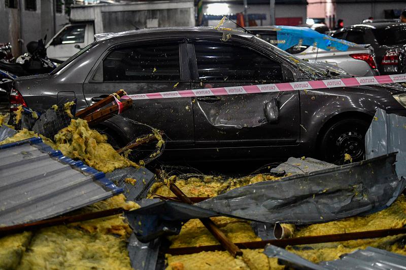 I saw the roof fell on the cars - Putra Ria Resident