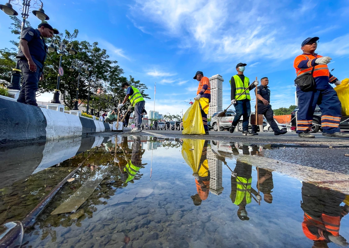 Littering offenders begin community service in KL Littering offenders begin community service in KL
