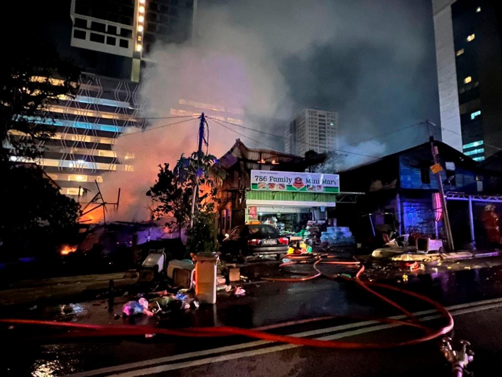 Ibu maut, tiga termasuk kanak-kanak sesak nafas rumah kedai terbakar Ibu maut, tiga termasuk kanak-kanak sesak nafas rumah kedai terbakar