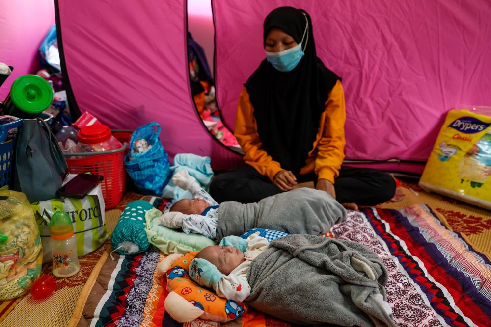 Ibu muda berpantang bersama bayi kembar di PPS Ibu muda berpantang bersama bayi kembar di PPS