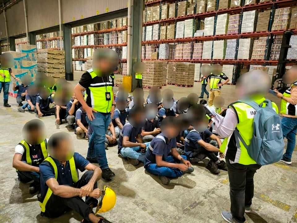 Imigresen tahan 56 warga asing di Johor Imigresen tahan 56 warga asing di Johor