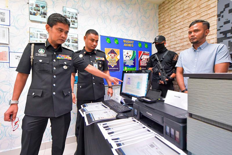 Immigration dept busts syndicate producing fake travel documents Immigration dept busts syndicate producing fake travel documents