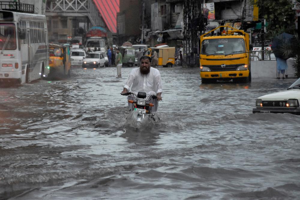 India’s key monsoon rains arrive early, promising respite from heat India’s key monsoon rains arrive early, promising respite from heat