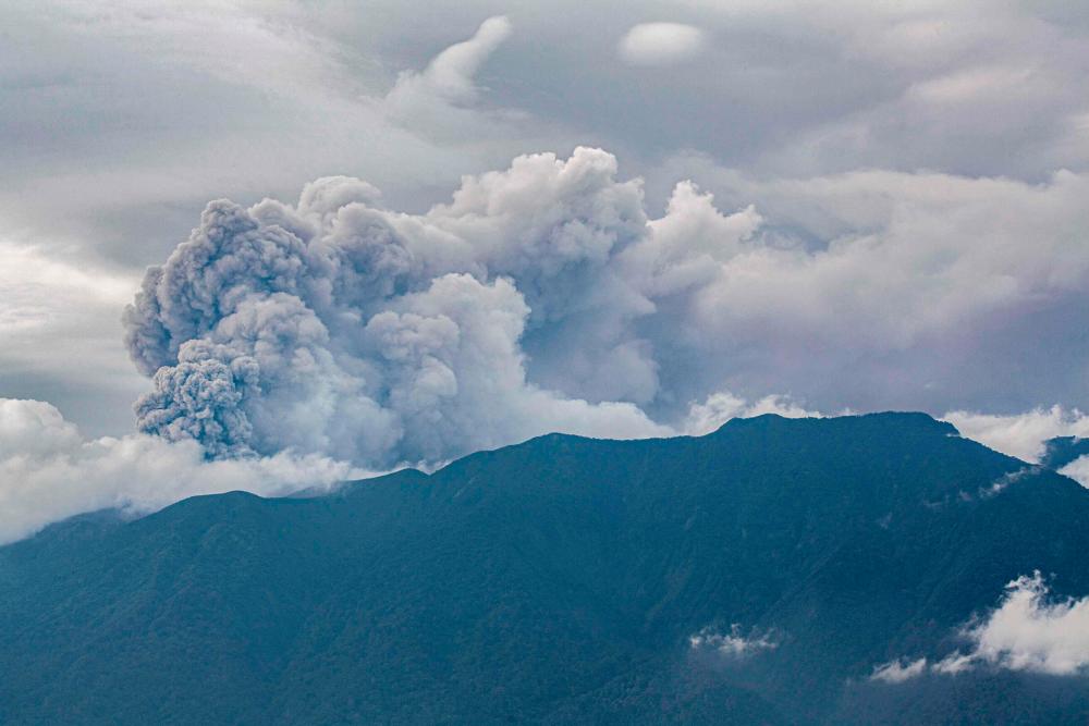 Indonesia’s Mount Marapi volcano erupts, ash column soars three km Indonesia’s Mount Marapi volcano erupts, ash column soars three km