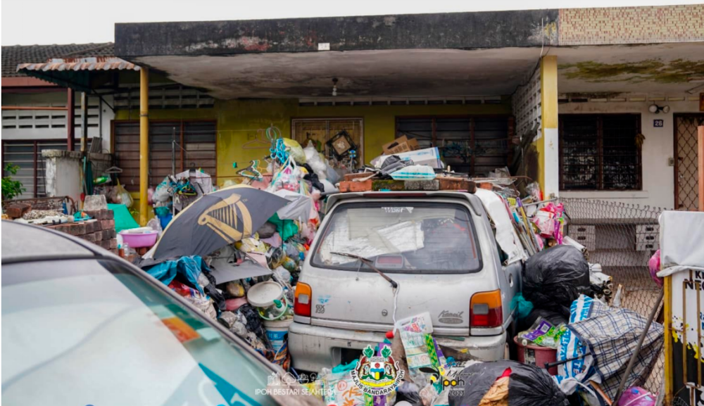 Ipoh City Council clears three tonnes of garbage from elderly woman’s home 