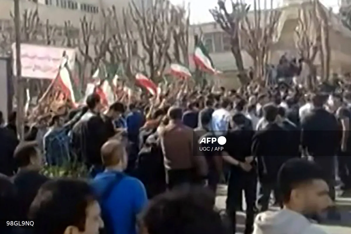 Iranian_students_clash_in_anti-government_protests_amid_US_threats