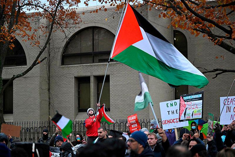 Iran’s FM urges Islamic countries to increase efforts to stop Israeli war crimes 