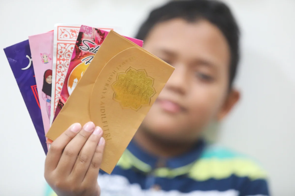 Is_giving__duit_Raya__a_must_when_you_are_single_and_working_