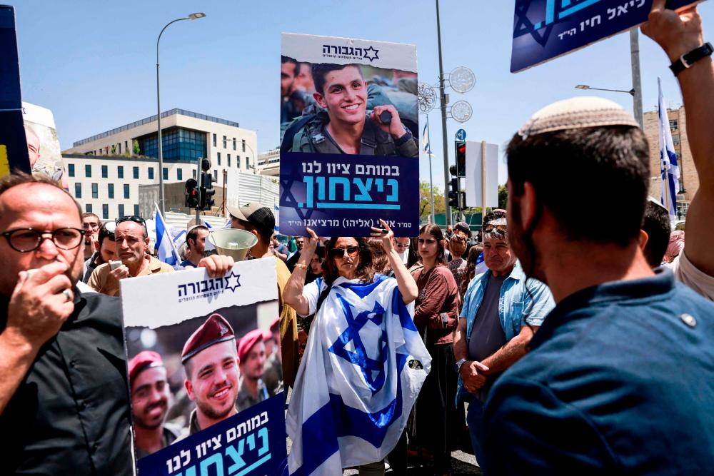 Israel army says 3 soldiers killed in Gaza crossing rocket attack Israel army says 3 soldiers killed in Gaza crossing rocket attack