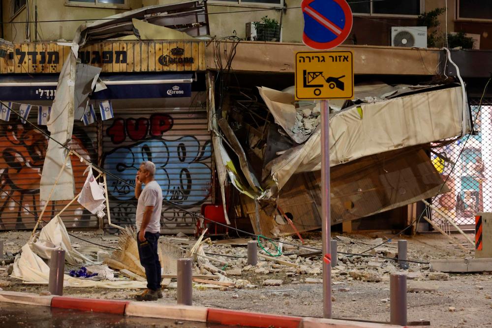 Israel mobilises 300,000 reservists 
