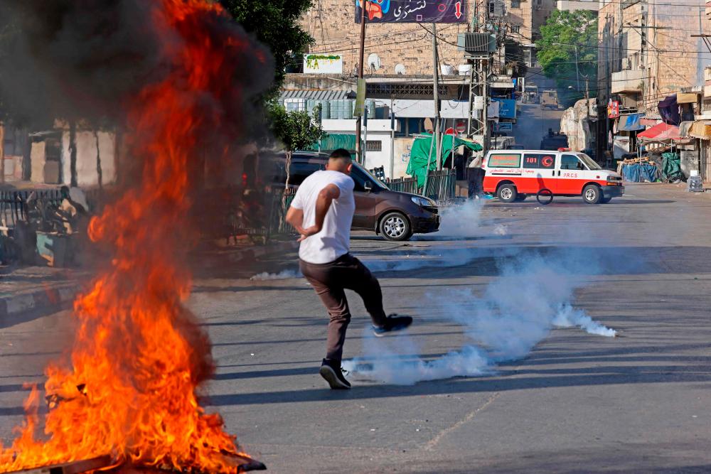 Israeli army kills Palestinian in West Bank: Palestinian ministry Israeli army kills Palestinian in West Bank: Palestinian ministry