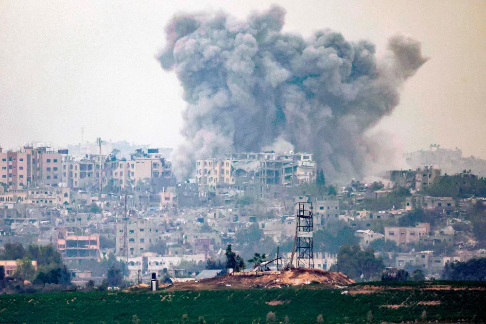 Israeli hostage families demand government explanation of Gaza strikes Israeli hostage families demand government explanation of Gaza strikes