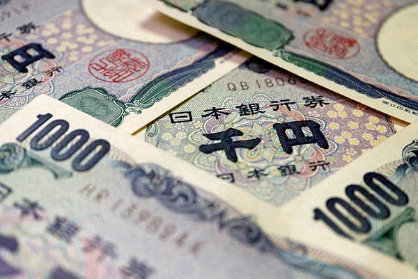 JAPAN-ECONOMY-BOJ Yen weakens as Asian markets reopen to renewed tariff turmoil
