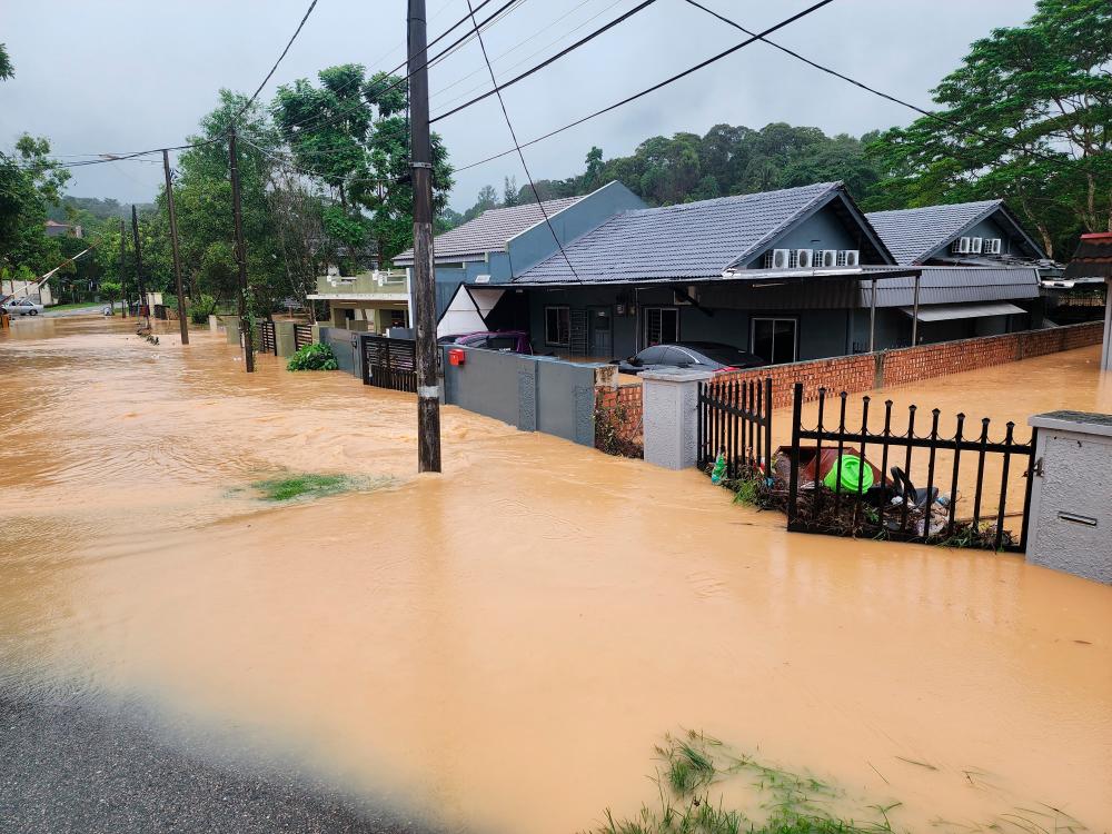 JB residents smash doors, roofs to escape from flash floods