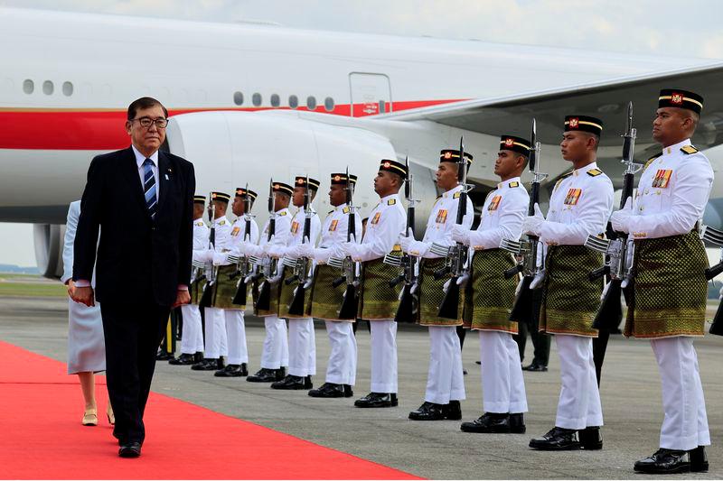 Japanese PM accorded official welcome at Perdana Putra Japanese PM accorded official welcome at Perdana Putra