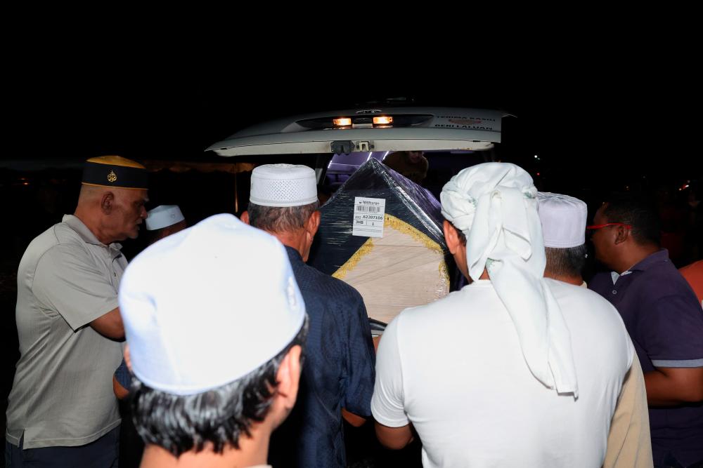 Jenazah Salahuddin Ayub tiba di Senai, dibawa pulang ke Tanjung Piai