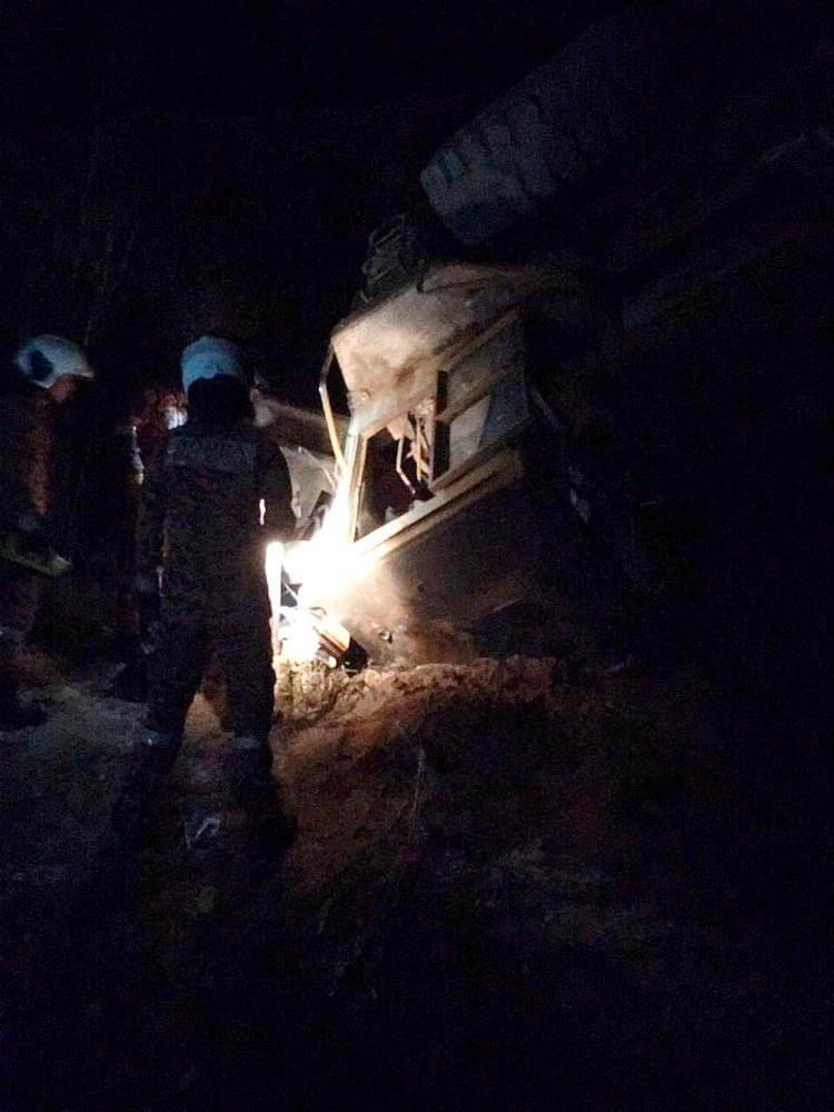 Jentera sawa tergelincir, hempap dua lelaki Bangladesh di tapak kuari