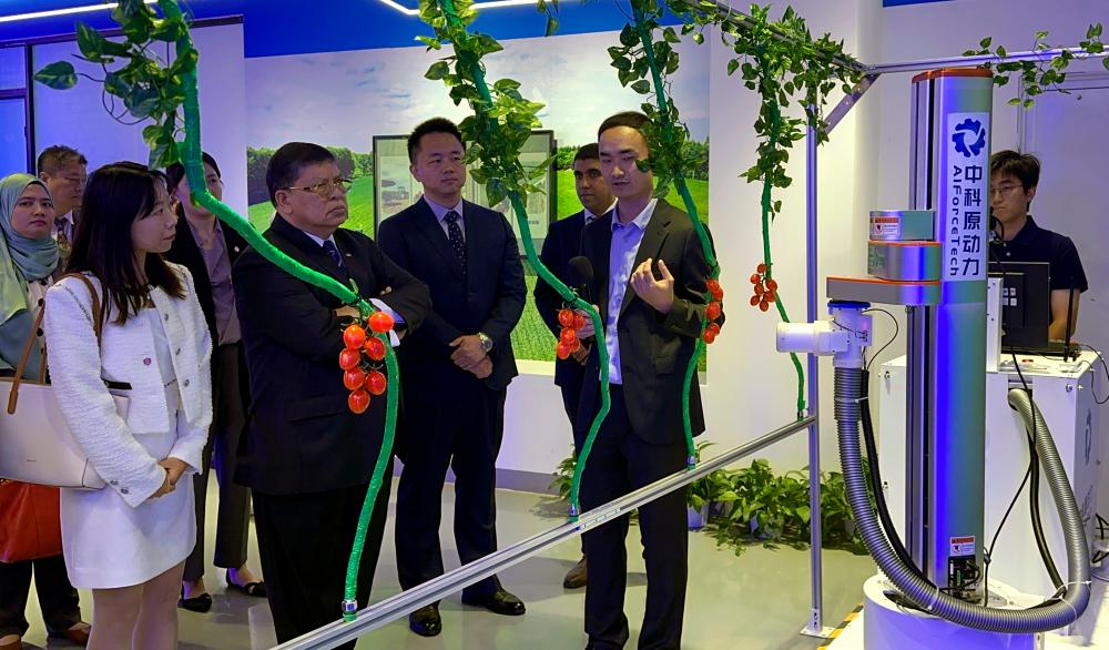 Johari visits agriculture companies on final day of official visit to China