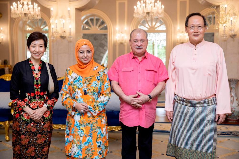Johor Sultan receives two Singapore cabinet ministers in conjunction with Aidilfitri Johor Sultan receives two Singapore cabinet ministers in conjunction with Aidilfitri