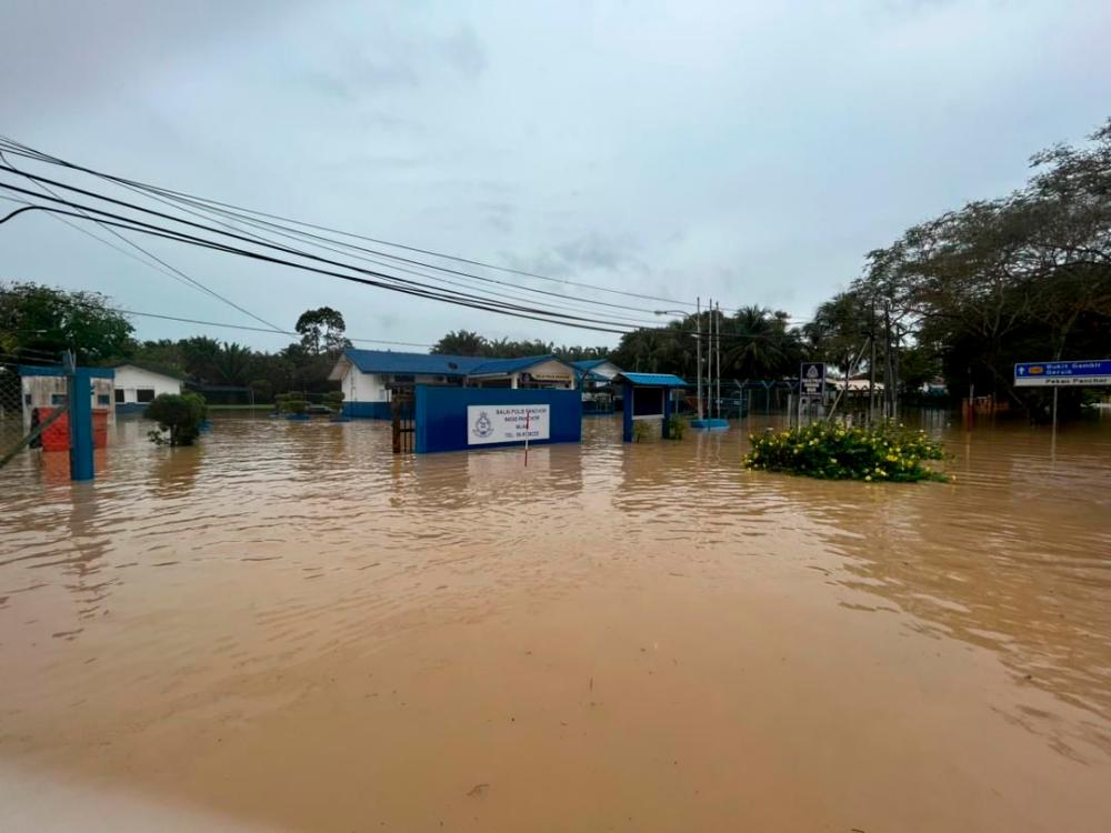 Johor floods: Security personnel work tirelessly as Panchor police station shuts temporarily