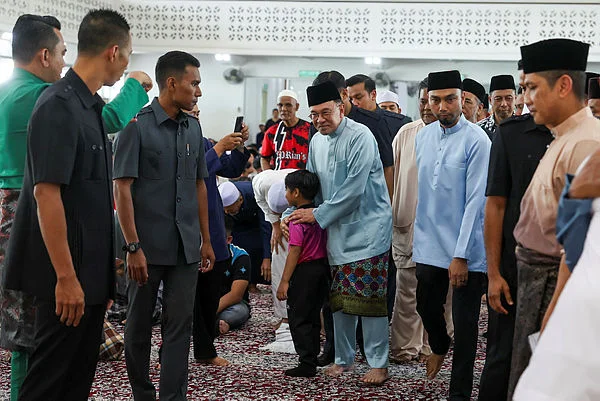 KL08_27022026_PM_JUMAAT_ PM urges leaders to intensify aid for vulnerable groups during Ramadan