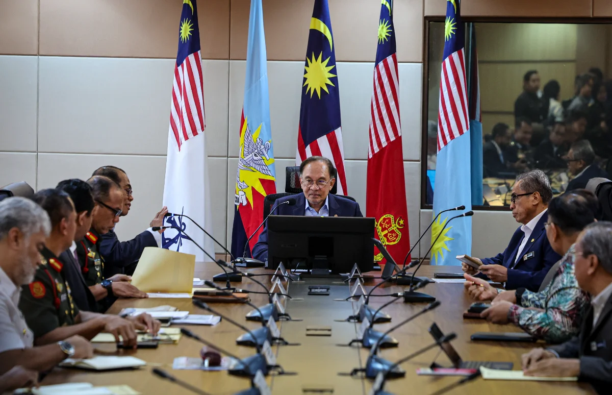 Prime Minister Anwar Ibrahim meets top military brass to discuss national security, defence preparedness, and personnel welfare at Wisma Perwira. Prime Minister Anwar Ibrahim meets top military brass to discuss national security, defence preparedness, and personnel welfare at Wisma Perwira.