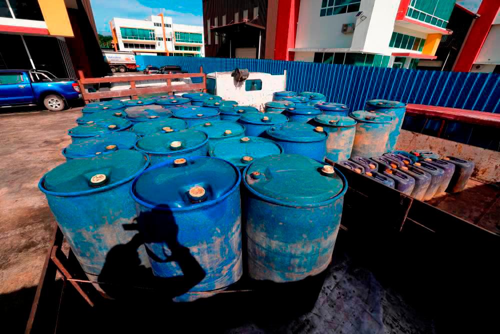 KPDN seizes 4,000 litres of subsidised diesel in Terengganu KPDN seizes 4,000 litres of subsidised diesel in Terengganu