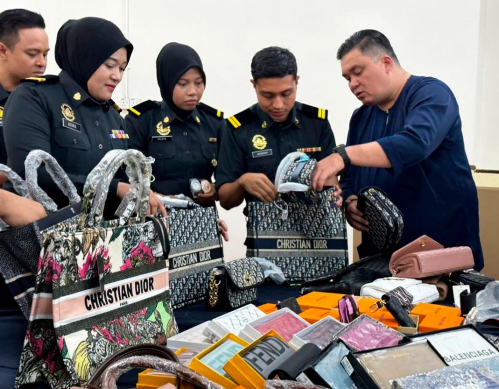 KPDN seizes fake goods worth RM250,000 at Petaling Street KPDN seizes fake goods worth RM250,000 at Petaling Street