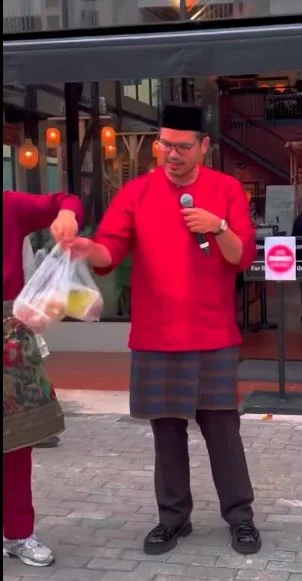 Ka_free_food Lucky woman receives free food from Khairul Aming at Rembayung