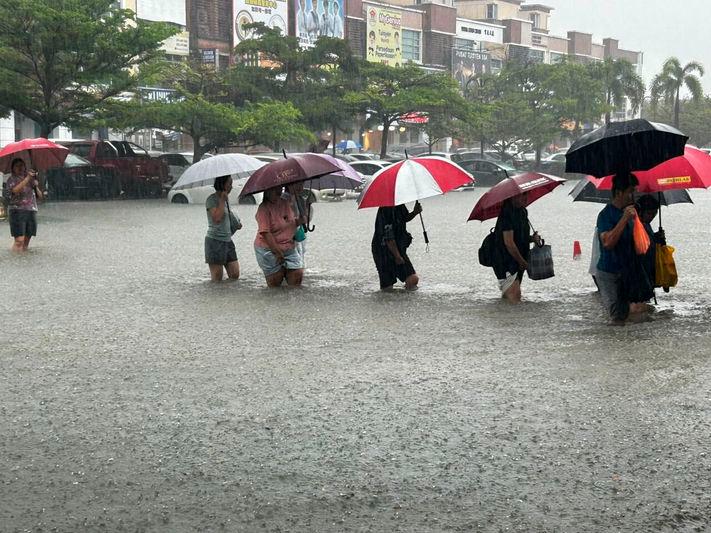 Kajang hit by flash floods following heavy downpour Kajang hit by flash floods following heavy downpour