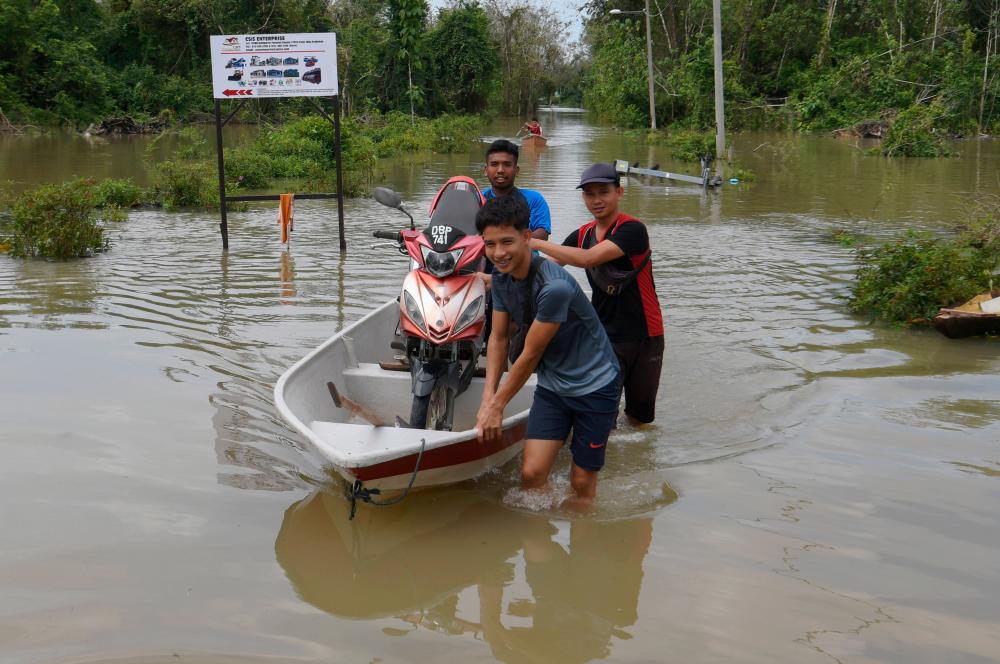Kampung Serongga youths to the rescue in relocating flood evacuees, motorcycles Kampung Serongga youths to the rescue in relocating flood evacuees, motorcycles