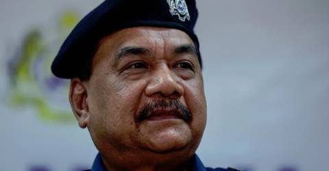 Kastam Pulau Pinang serbu gudang dijadikan stor simpan minuman keras tidak bercukai Kastam Pulau Pinang serbu gudang dijadikan stor simpan minuman keras tidak bercukai