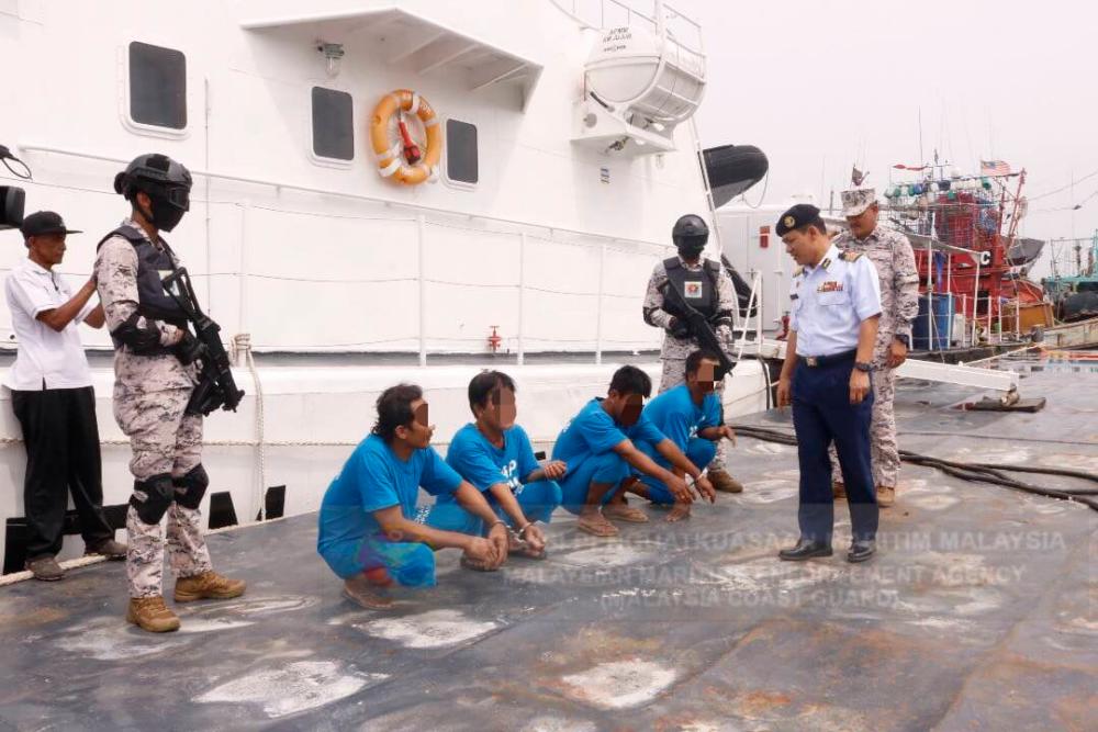 Kelantan MMEA arrests four Vietnamese fishermen for illegal fishing Kelantan MMEA arrests four Vietnamese fishermen for illegal fishing