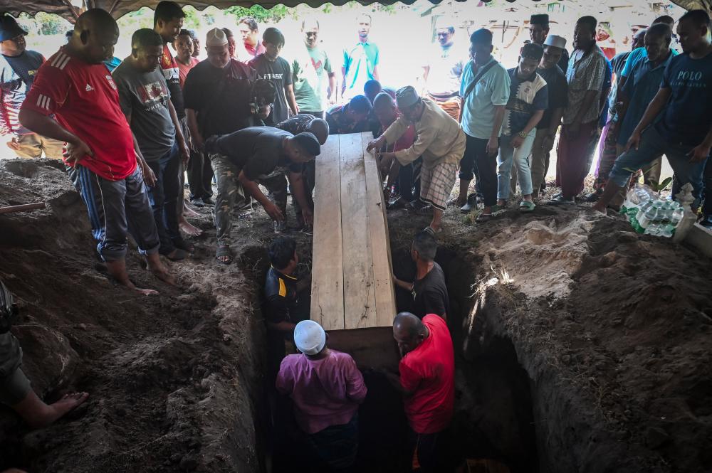 Kemaman crash: Grandfather, granddaughter buried together