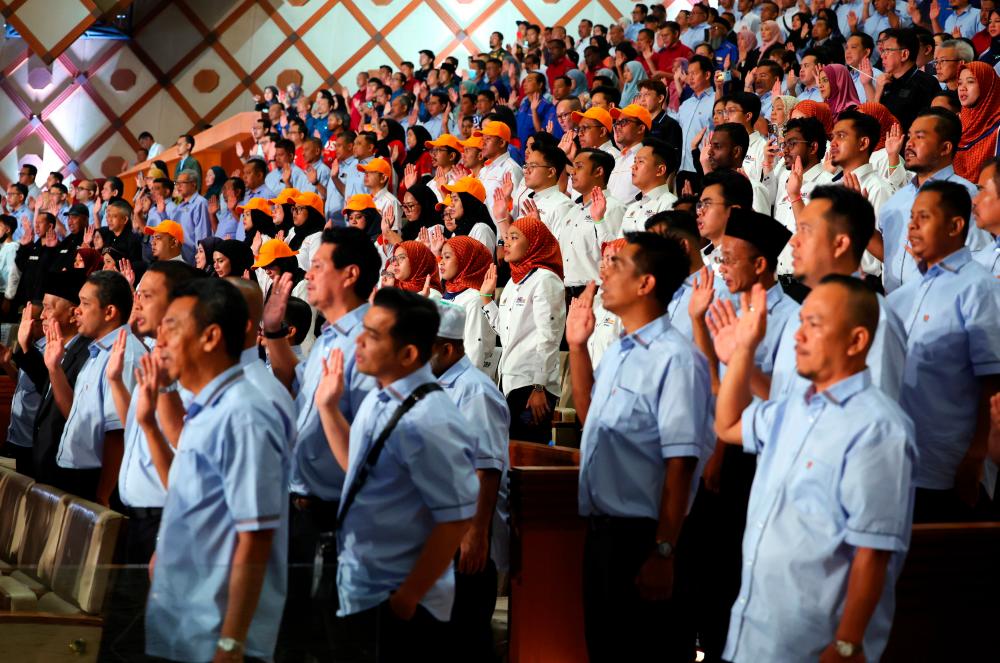 Kenaikan gaji lebih 13 peratus, berita gembira dinantikan penjawat awam di Sarawak