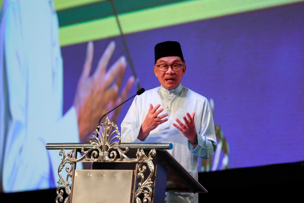Kerajaan komited permudahkan aktiviti perniagaan, sokong pelaburan domestik: Anwar Kerajaan komited permudahkan aktiviti perniagaan, sokong pelaburan domestik: Anwar
