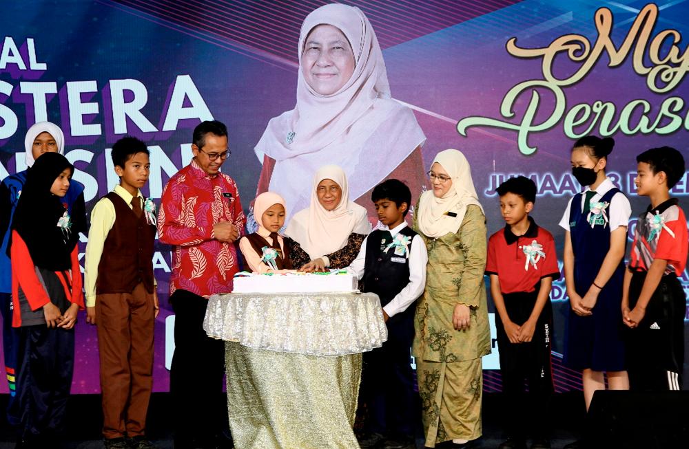 Kerajaan komited tingkatkan tahap penerimaan rakyat terhadap EV - Tengku Zafrul