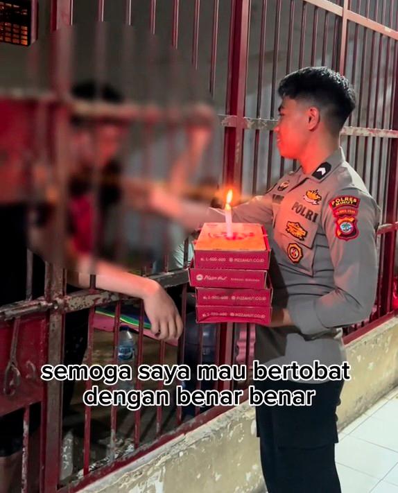 Kind Indonesian prison guard celebrates inmate’s 20th birthday Kind Indonesian prison guard celebrates inmate’s 20th birthday
