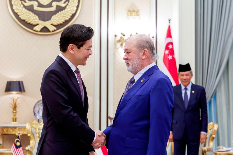 King grants audience to Singapore PM at Istana Negara King grants audience to Singapore PM at Istana Negara