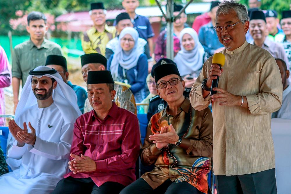King presents house keys to eight recipients of Ru'RASA homes in Temerloh King presents house keys to eight recipients of Ru'RASA homes in Temerloh