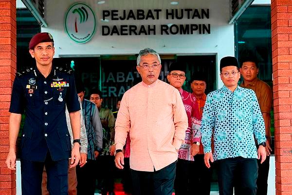 King presents house keys to seven recipients oF Ru’RASA homes in Rompin King presents house keys to seven recipients oF Ru’RASA homes in Rompin